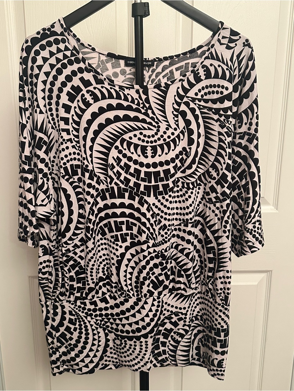 Cable & Gauge Black and White Geometric Swirl Short Sleeve Tee Size Large